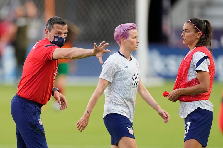 alex morgan and megan rapinoe 0047