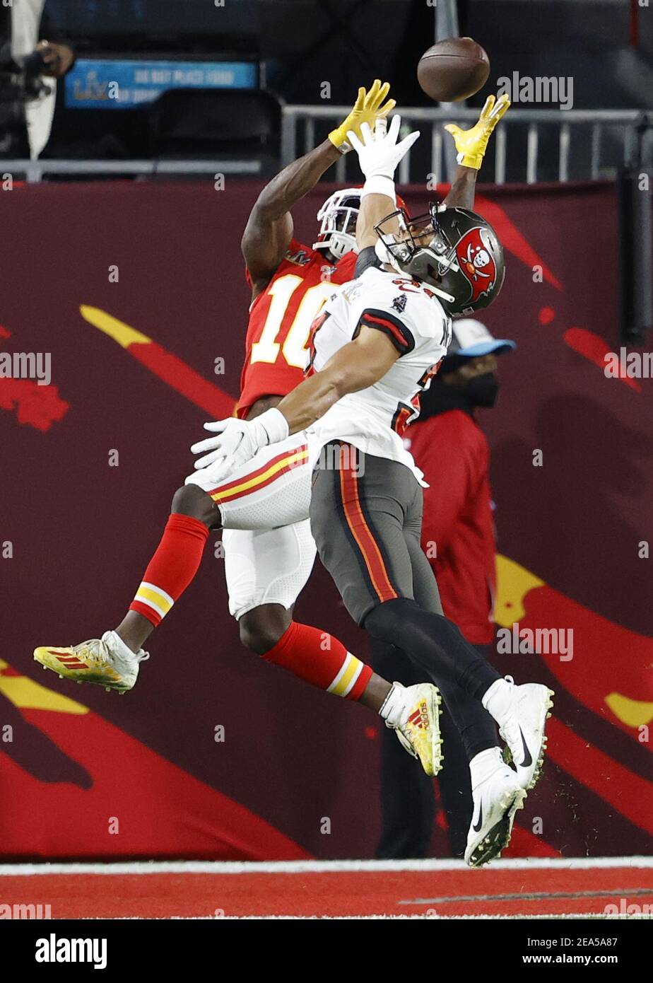 antoine winfield jr tyreek hill 0017