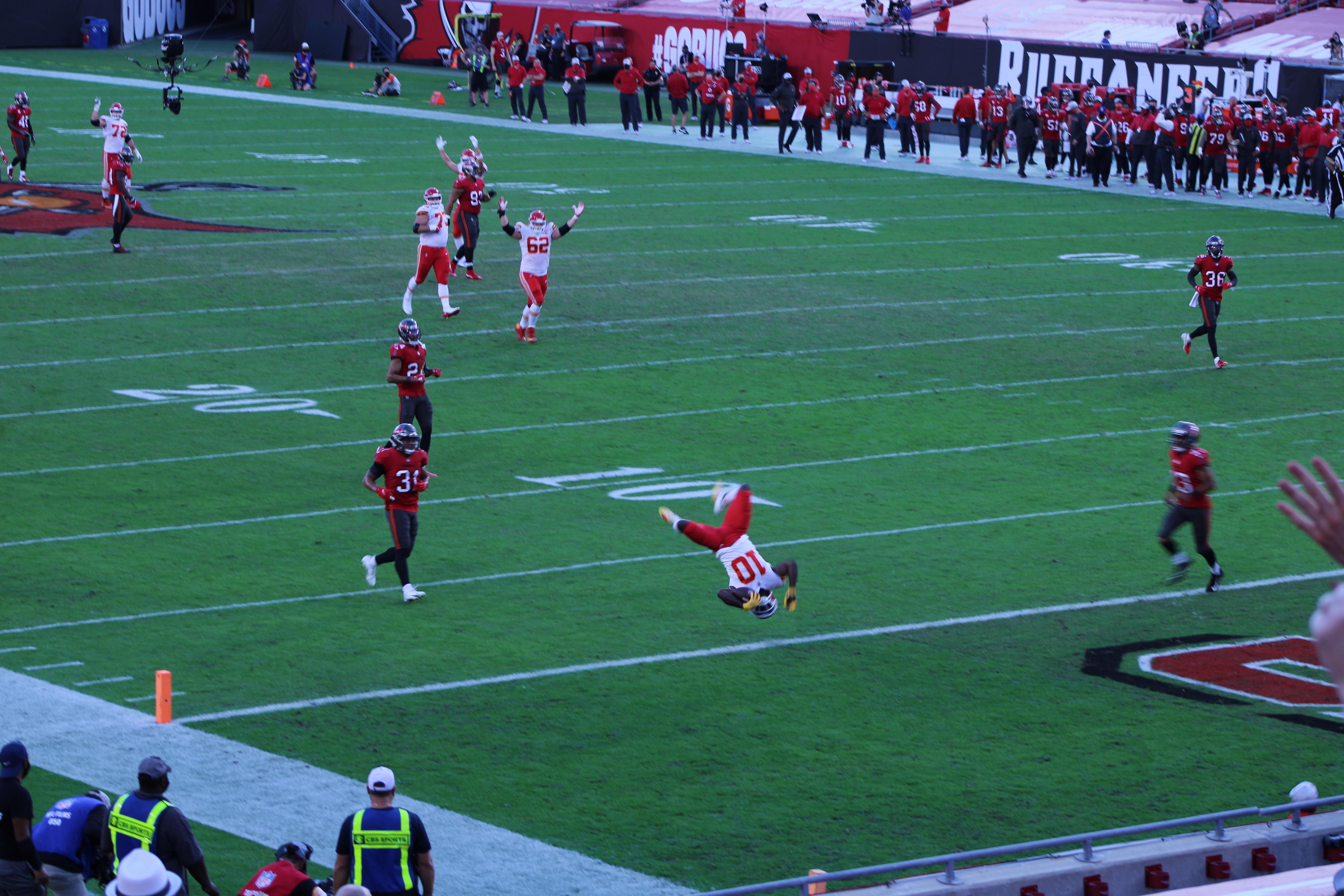 antoine winfield jr tyreek hill 0019