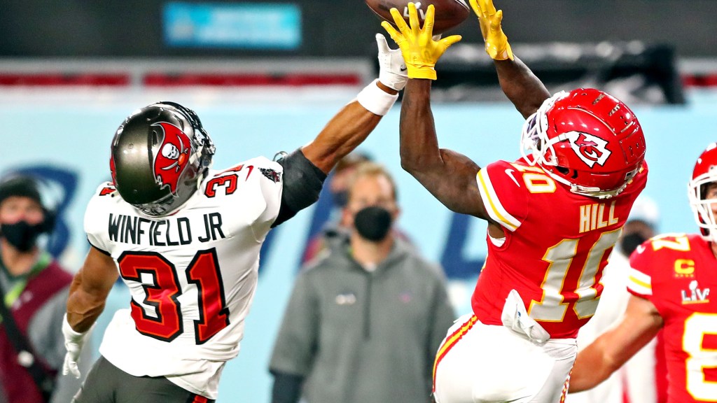 antoine winfield jr tyreek hill 0021