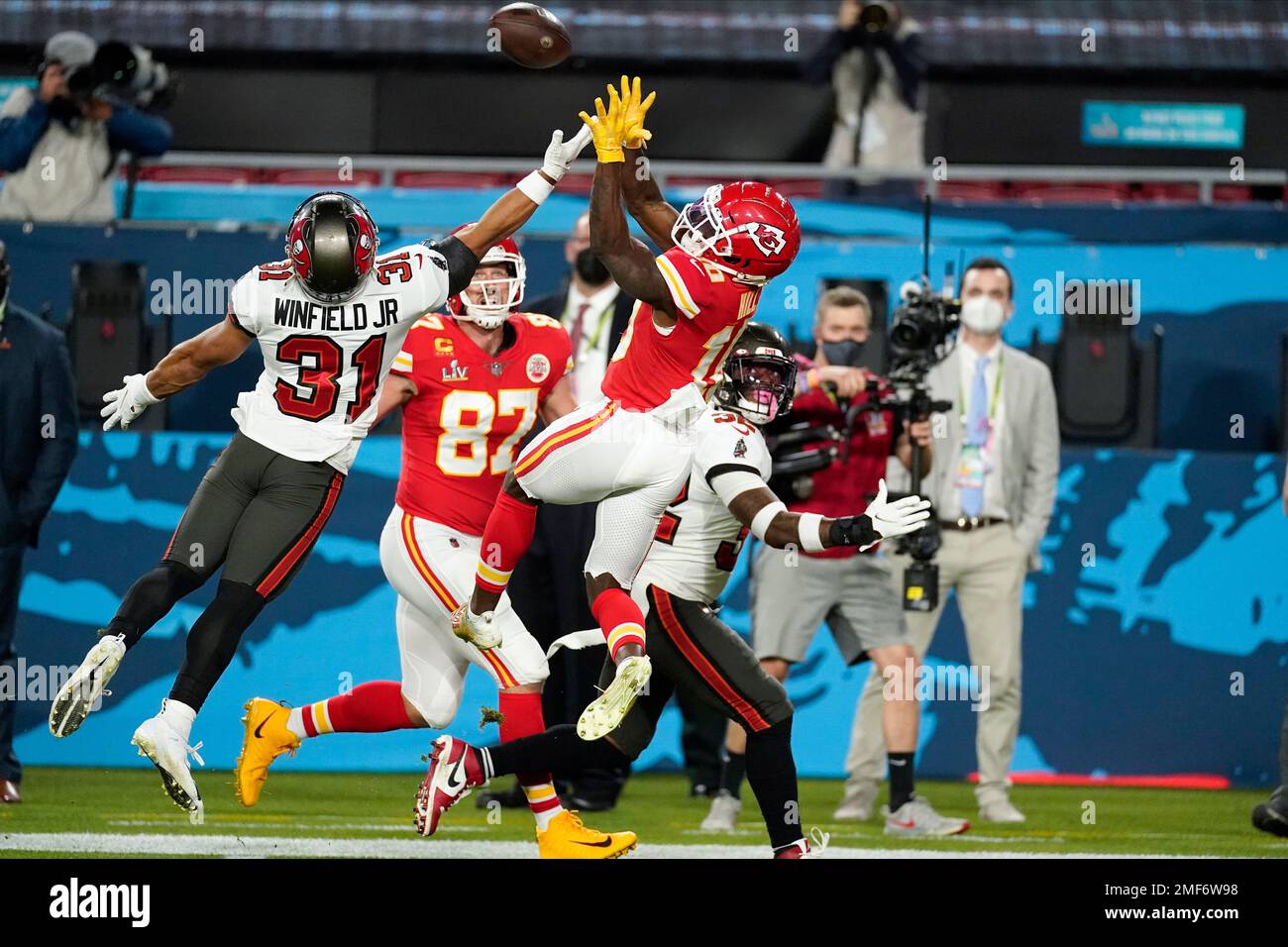 antoine winfield jr tyreek hill 0027