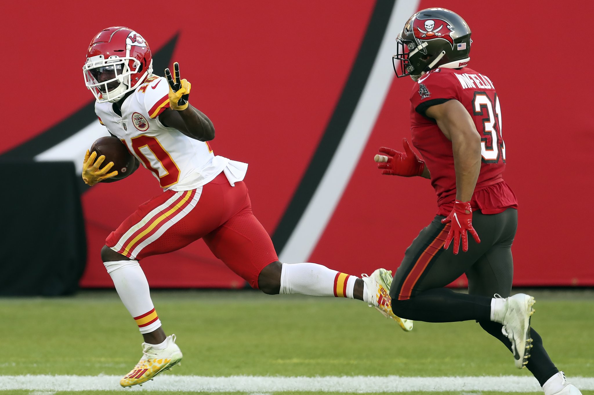 Antoine Winfield Jr. vs Tyreek Hill