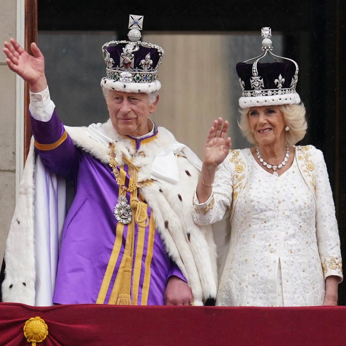 balcony picture of royal family 0009