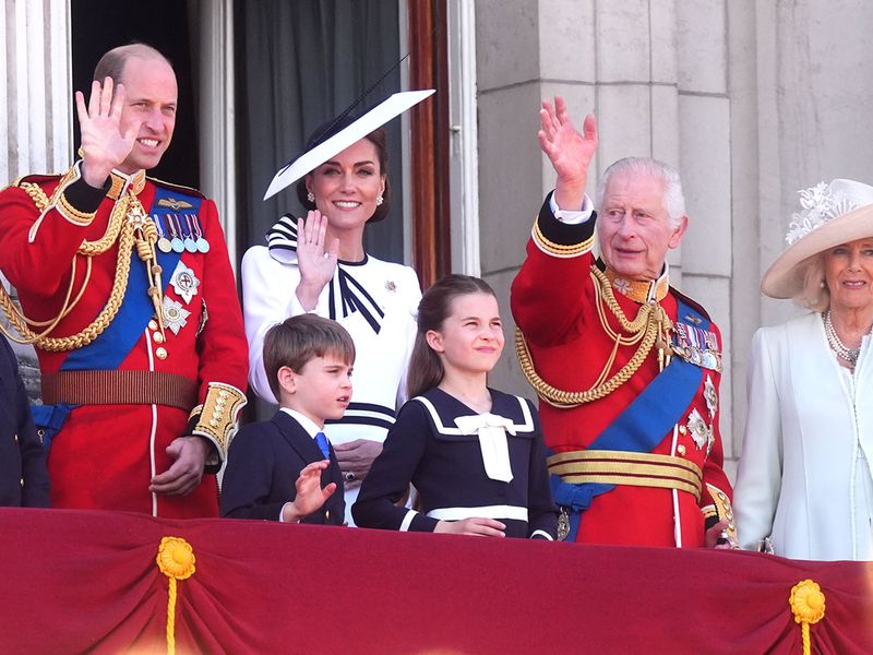 balcony picture of royal family 0014