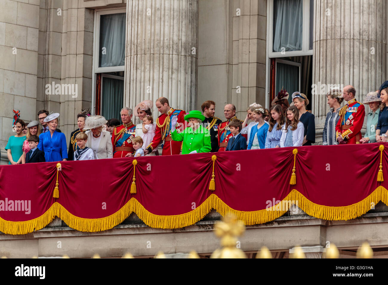 balcony picture of royal family 0015