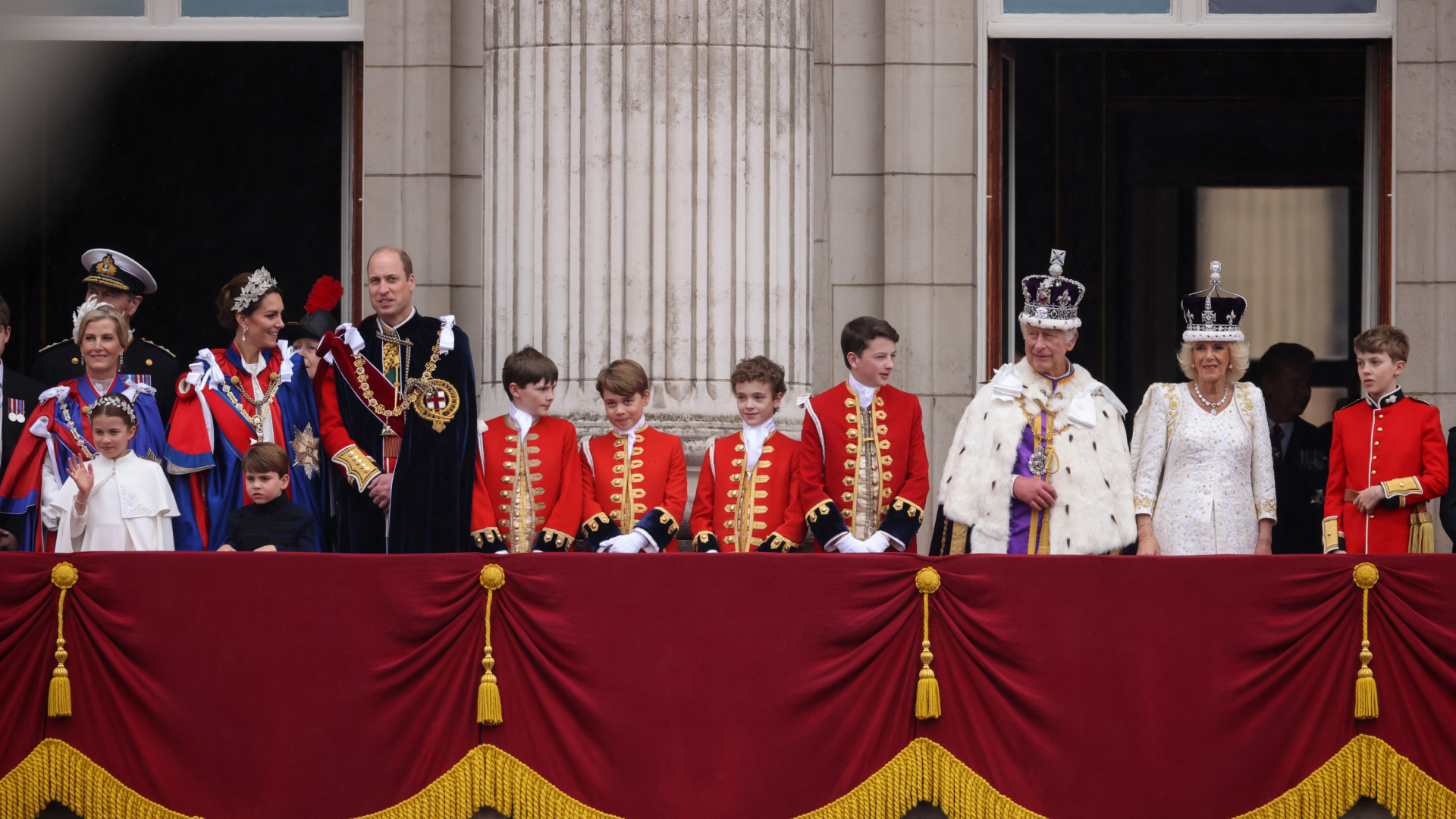 balcony picture of royal family 0027