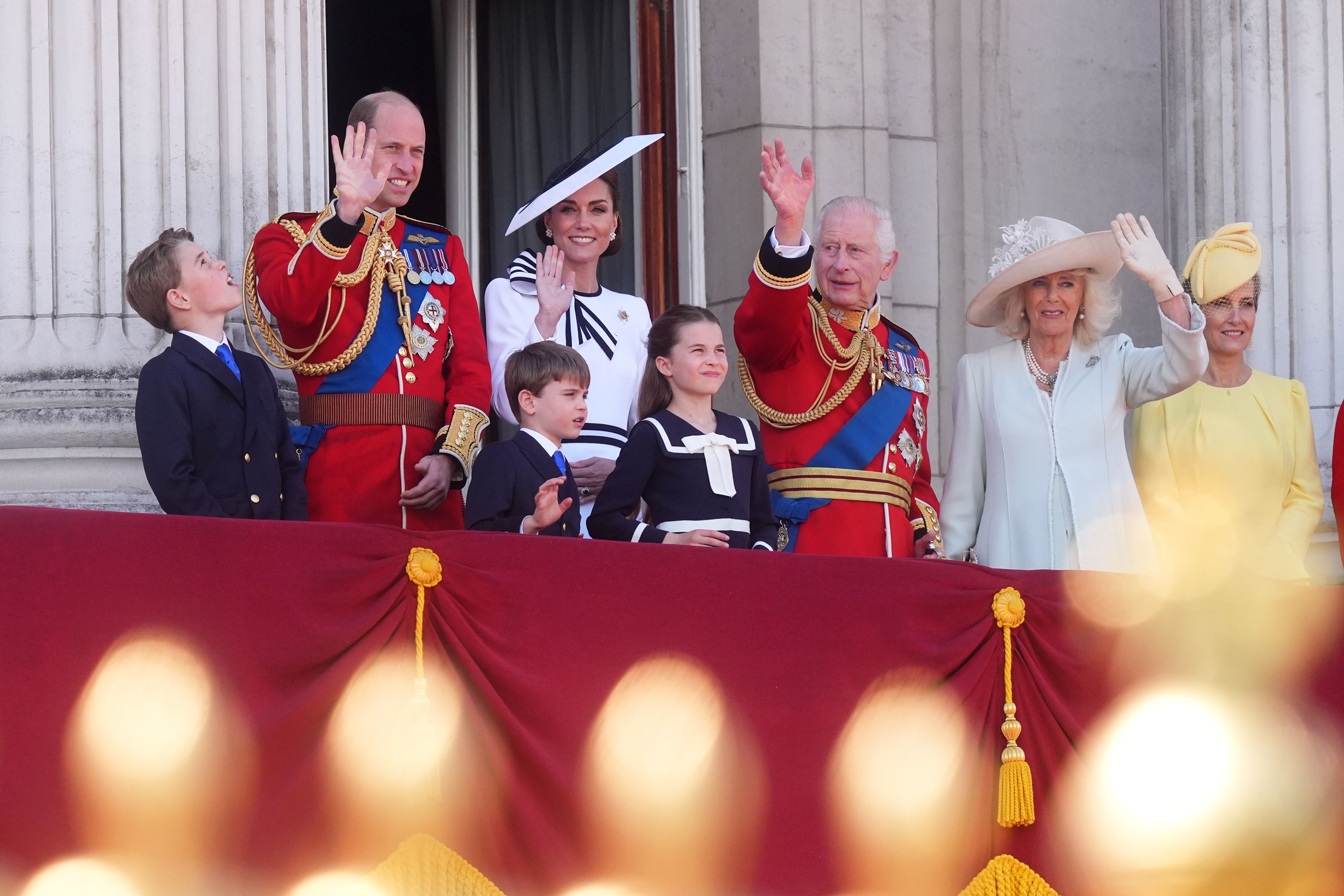balcony picture of royal family 0031