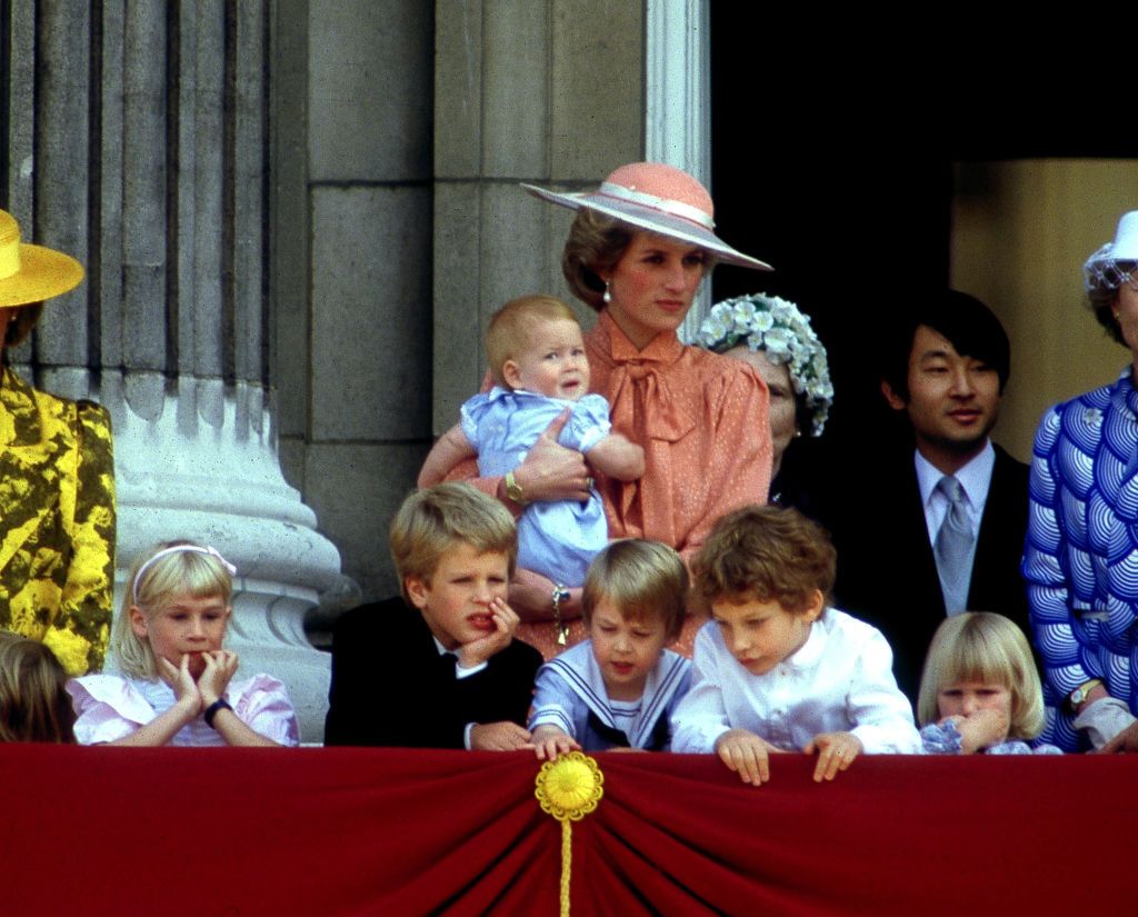 balcony picture of royal family 0040