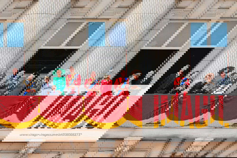 balcony picture of royal family 0043