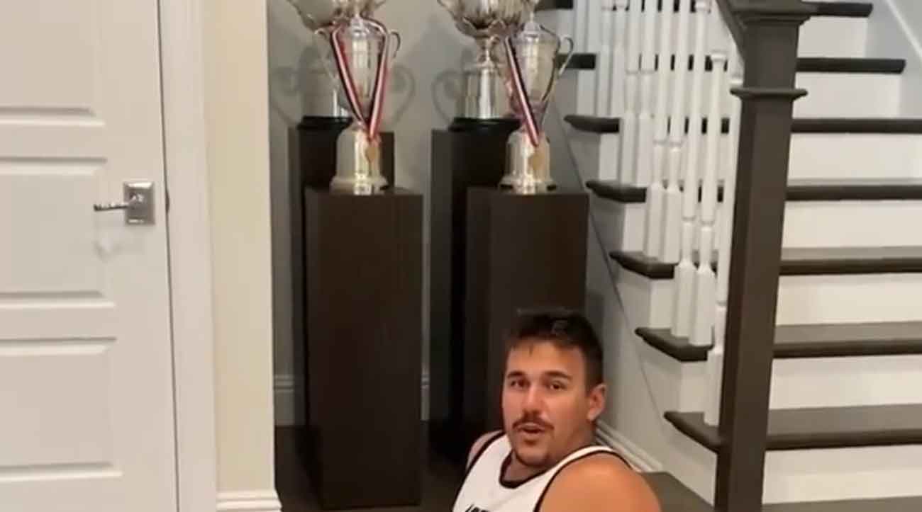 brooks koepka trophy 0015