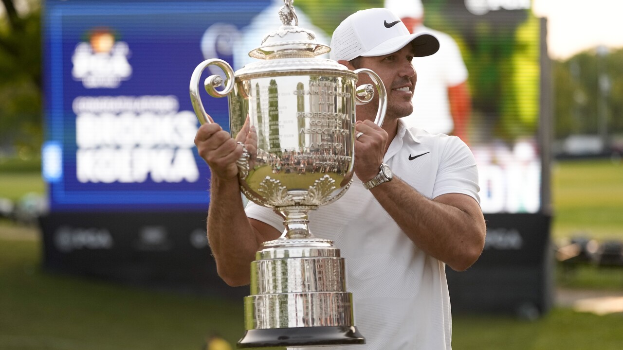 brooks koepka trophy 0019