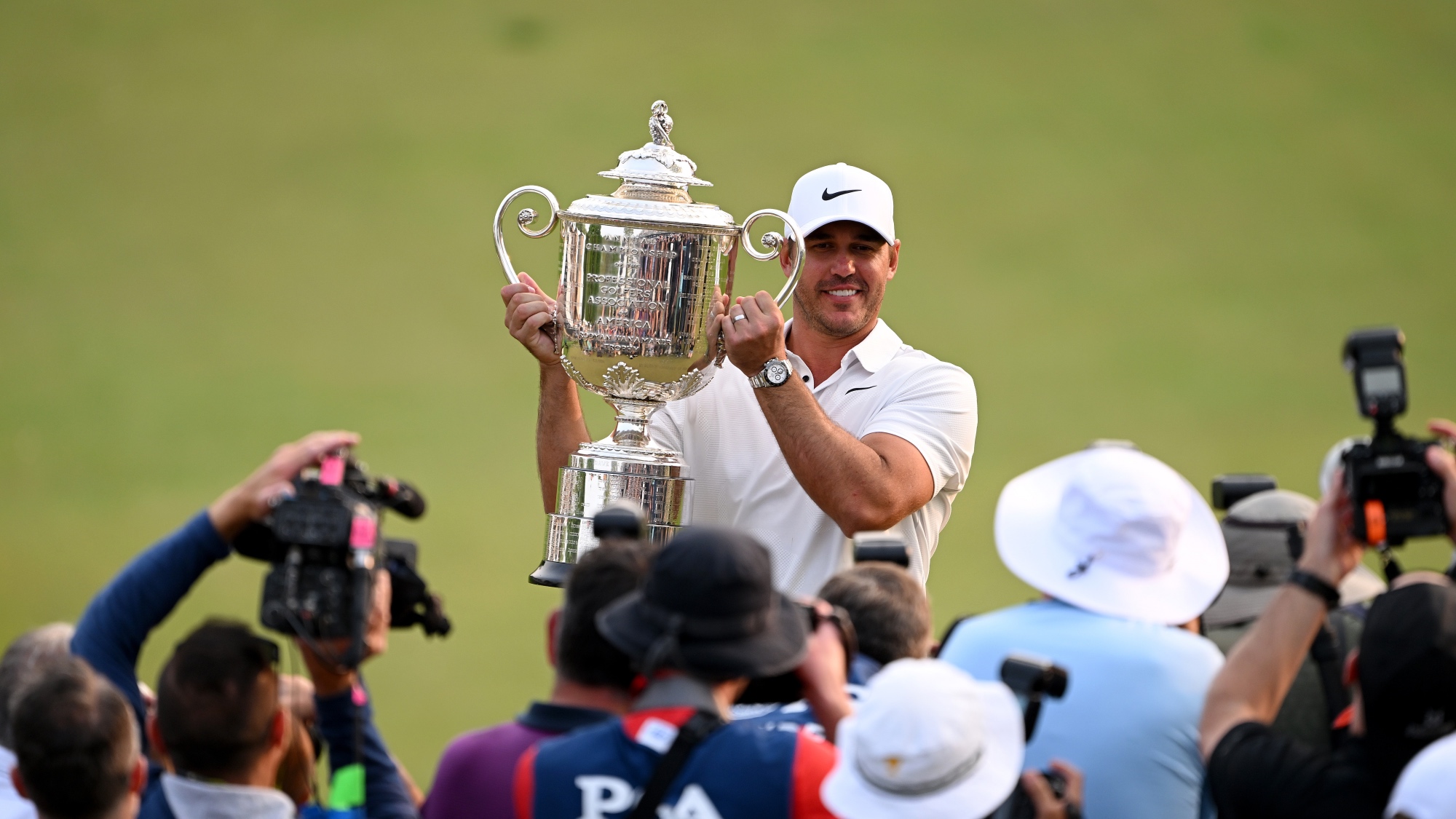 brooks koepka trophy 0031