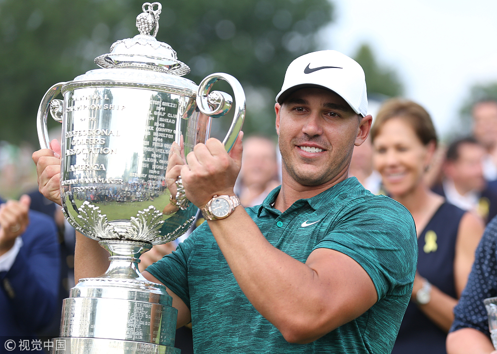 brooks koepka trophy 0033