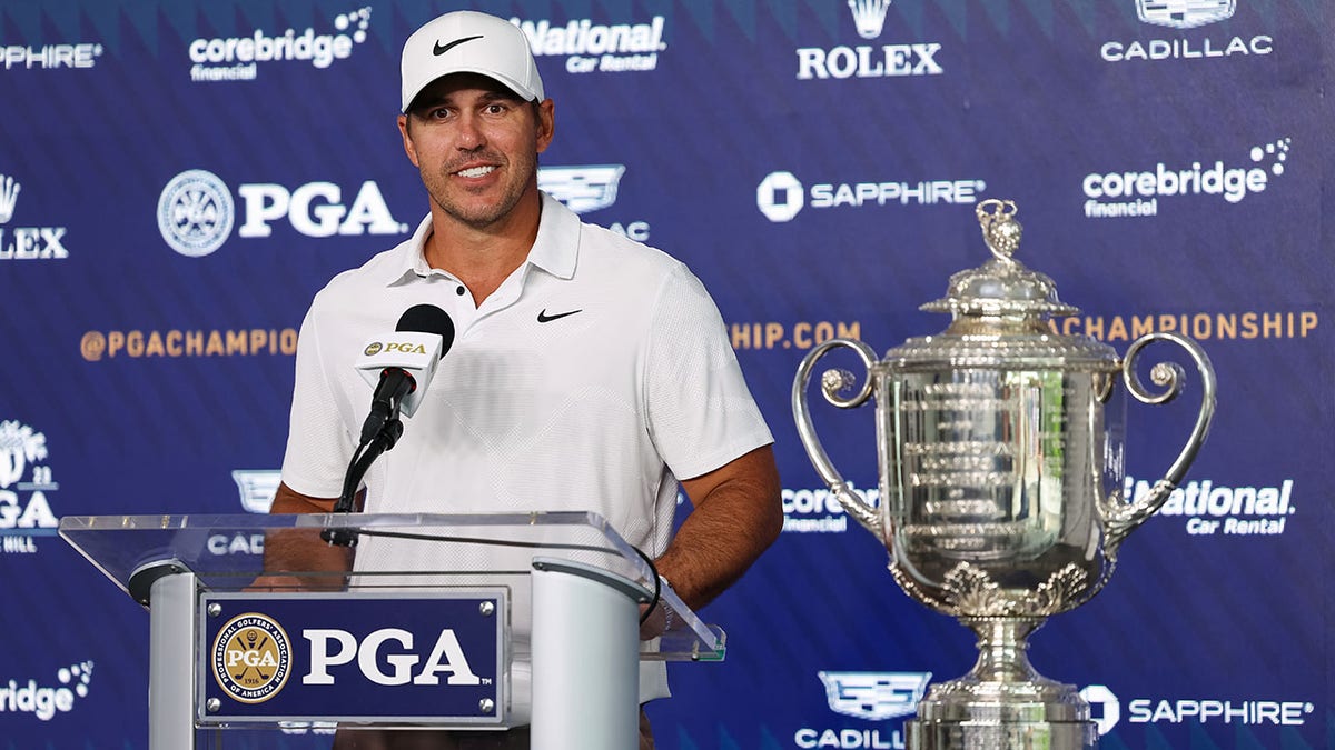 brooks koepka trophy 0034