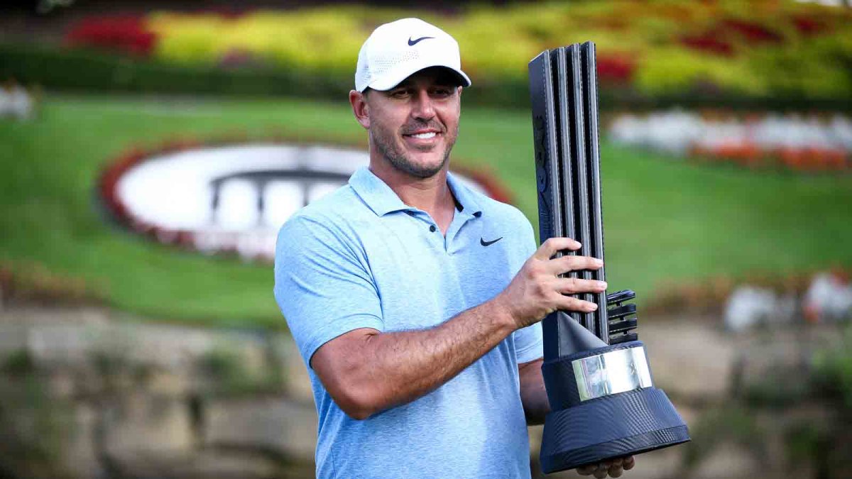 brooks koepka trophy 0038
