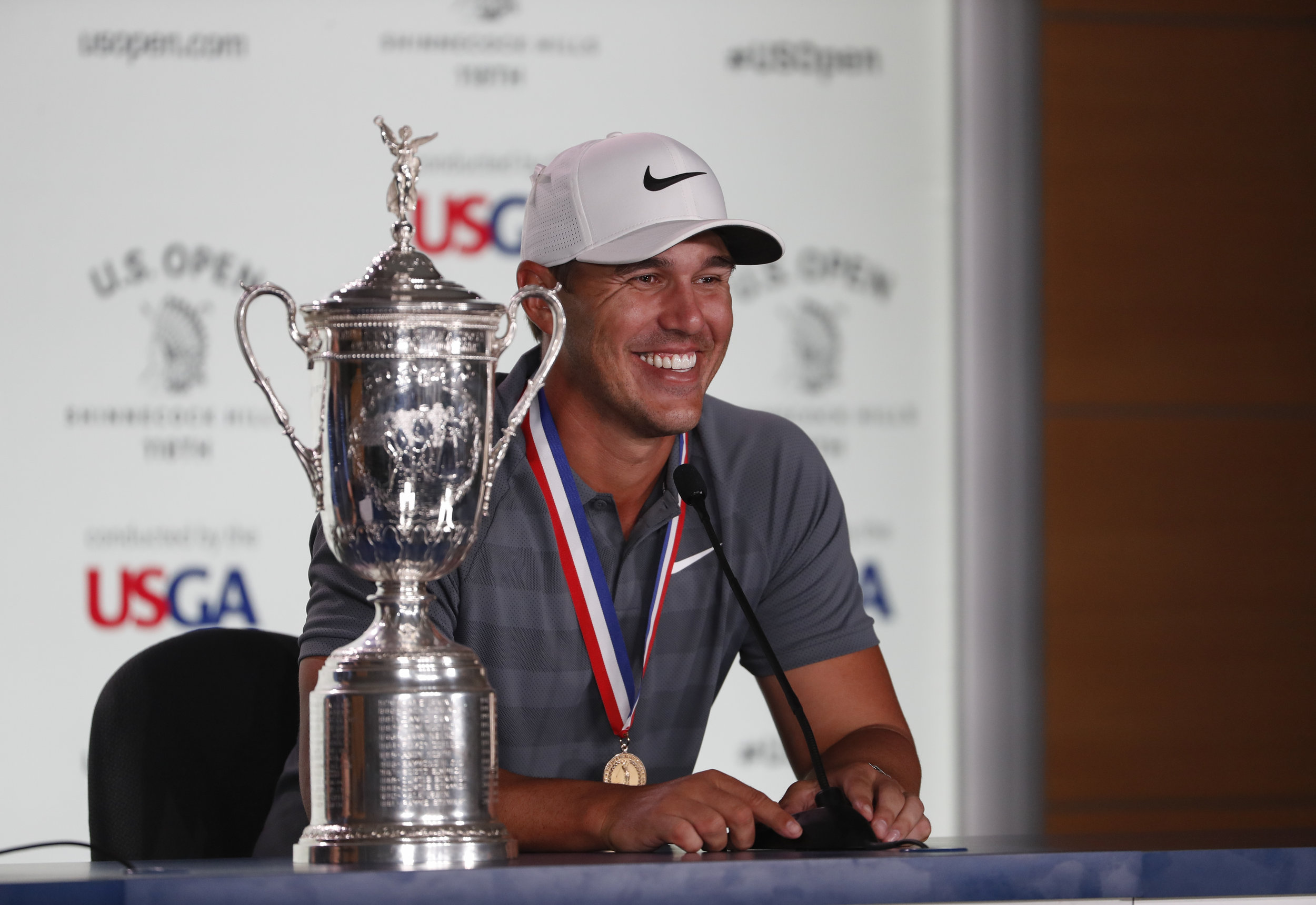 brooks koepka trophy 0040