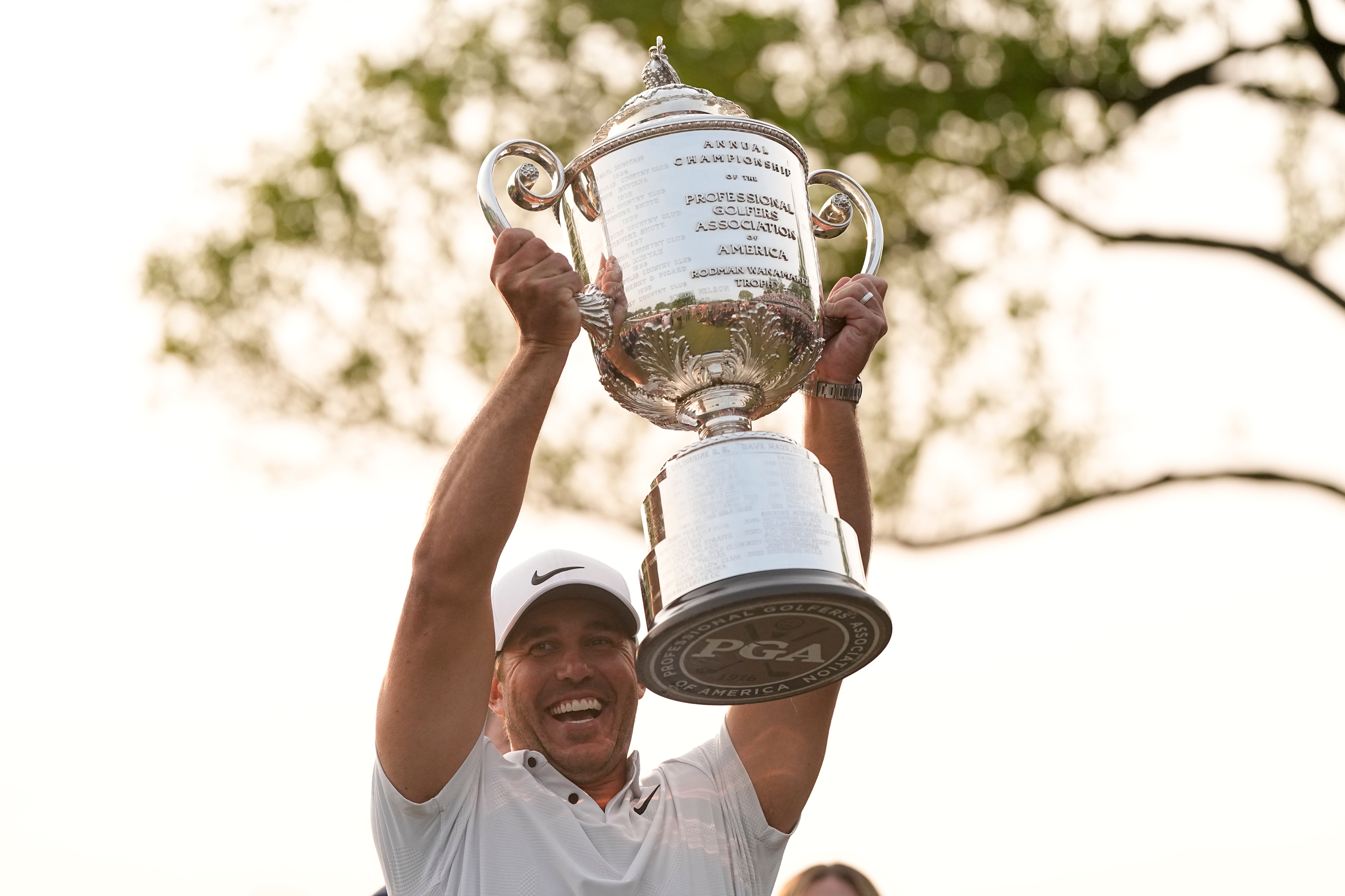 brooks koepka trophy 0042