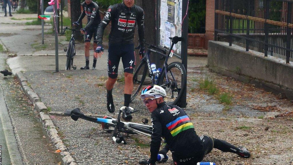 cavendish crash giro 2023 0022