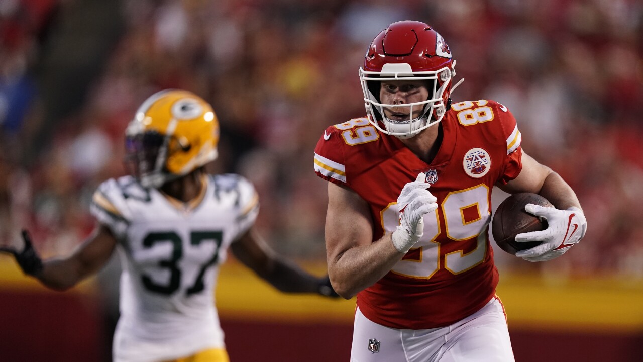 chiefs circle huddle 0044