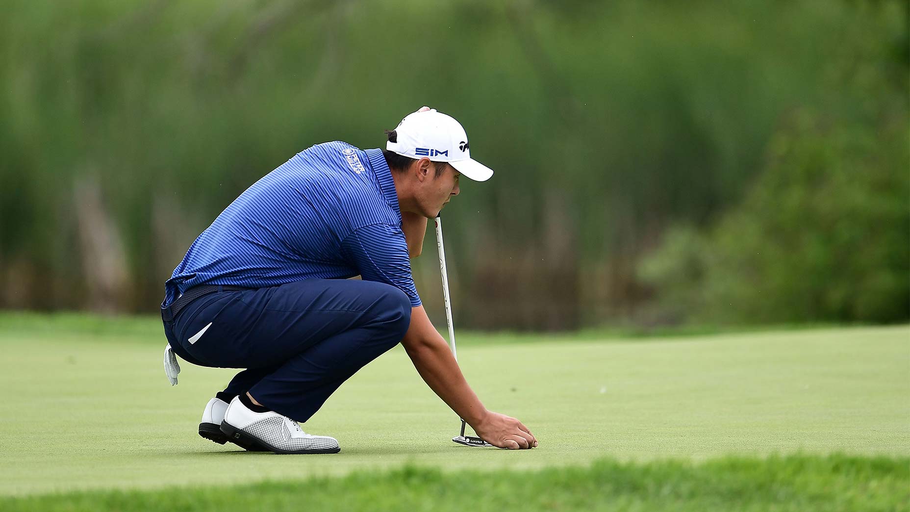Danny Lee putting