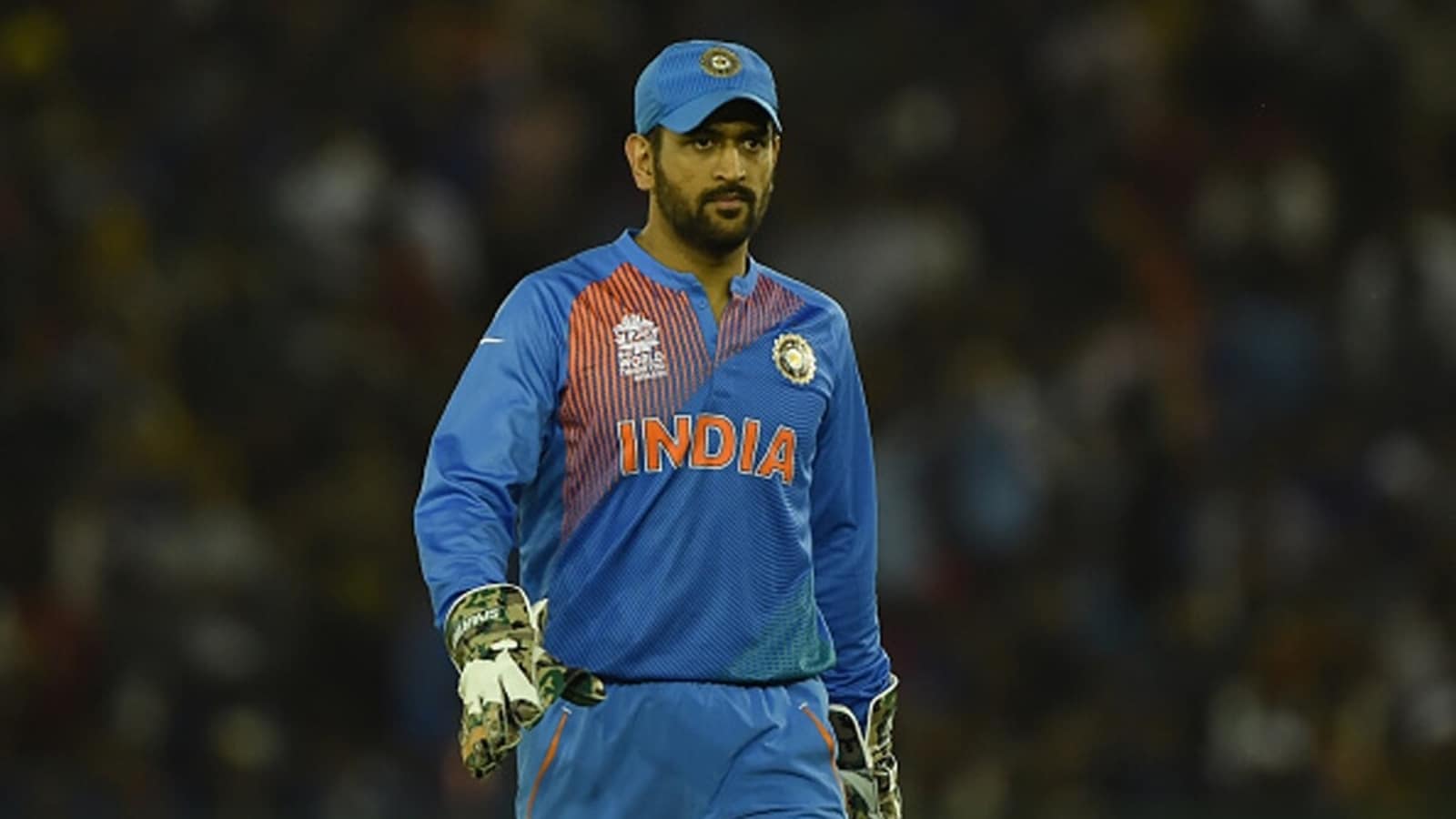 Dhoni with teammates