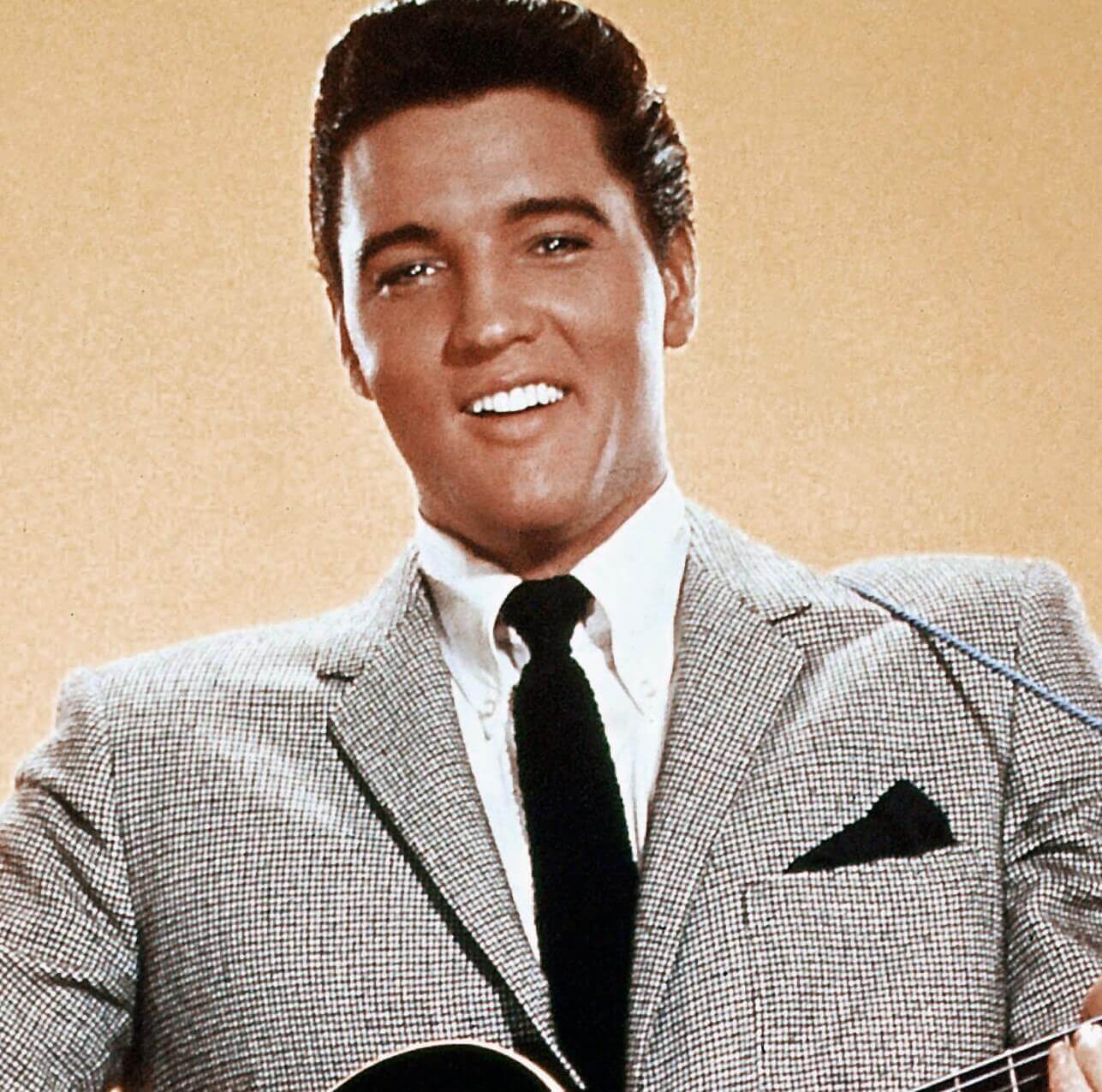 elvis in a suit 0021