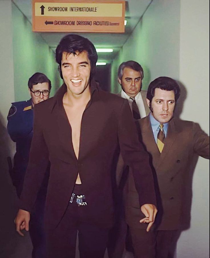 elvis in a suit 0023