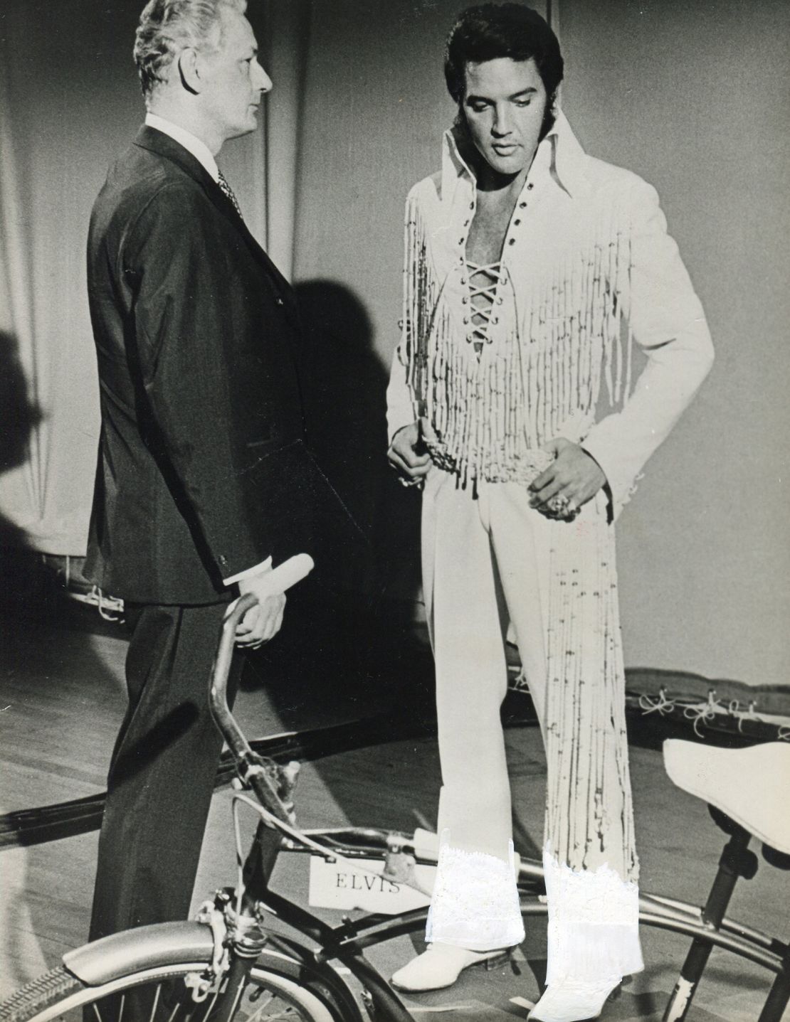 elvis in a suit 0036