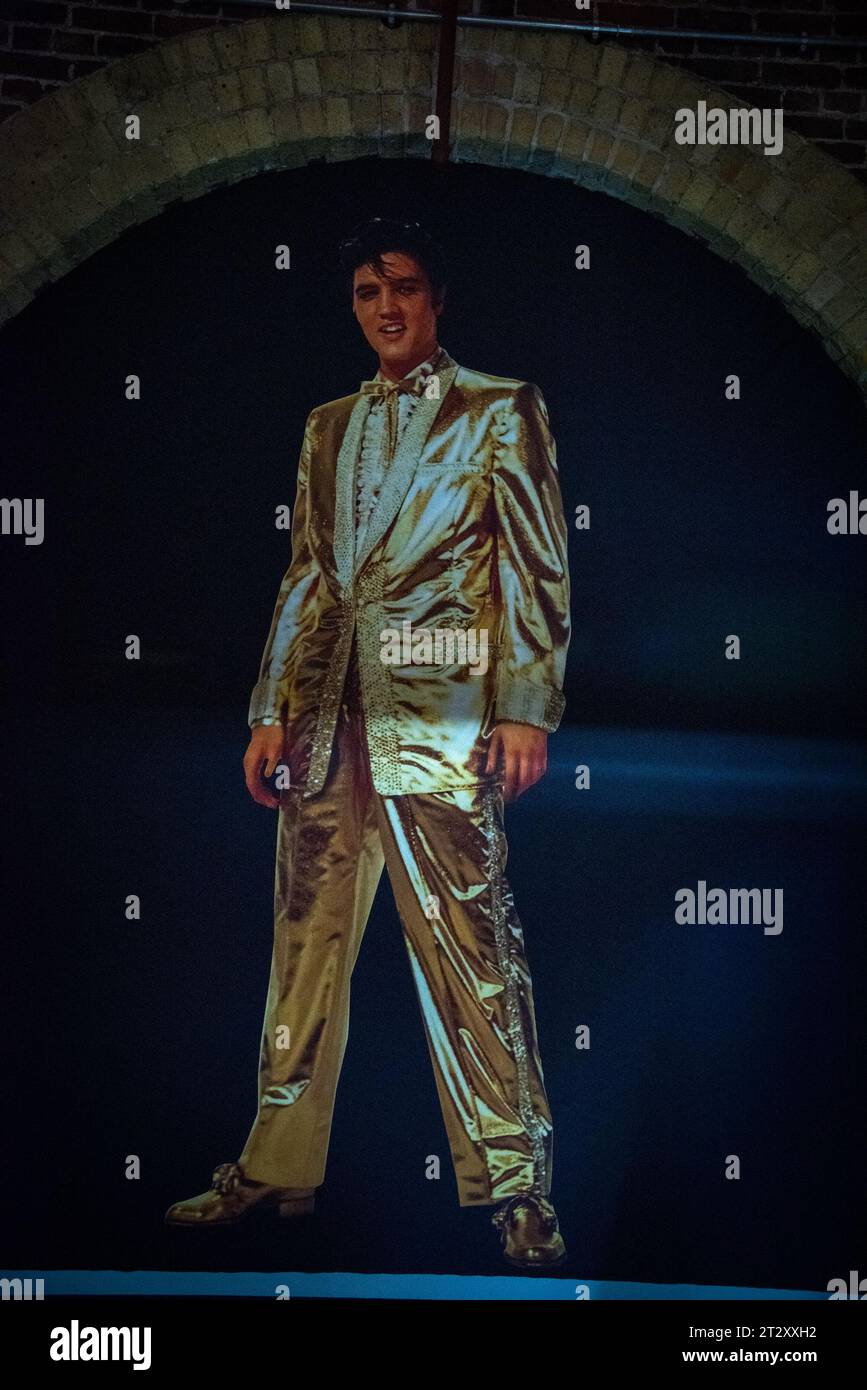elvis in a suit 0048