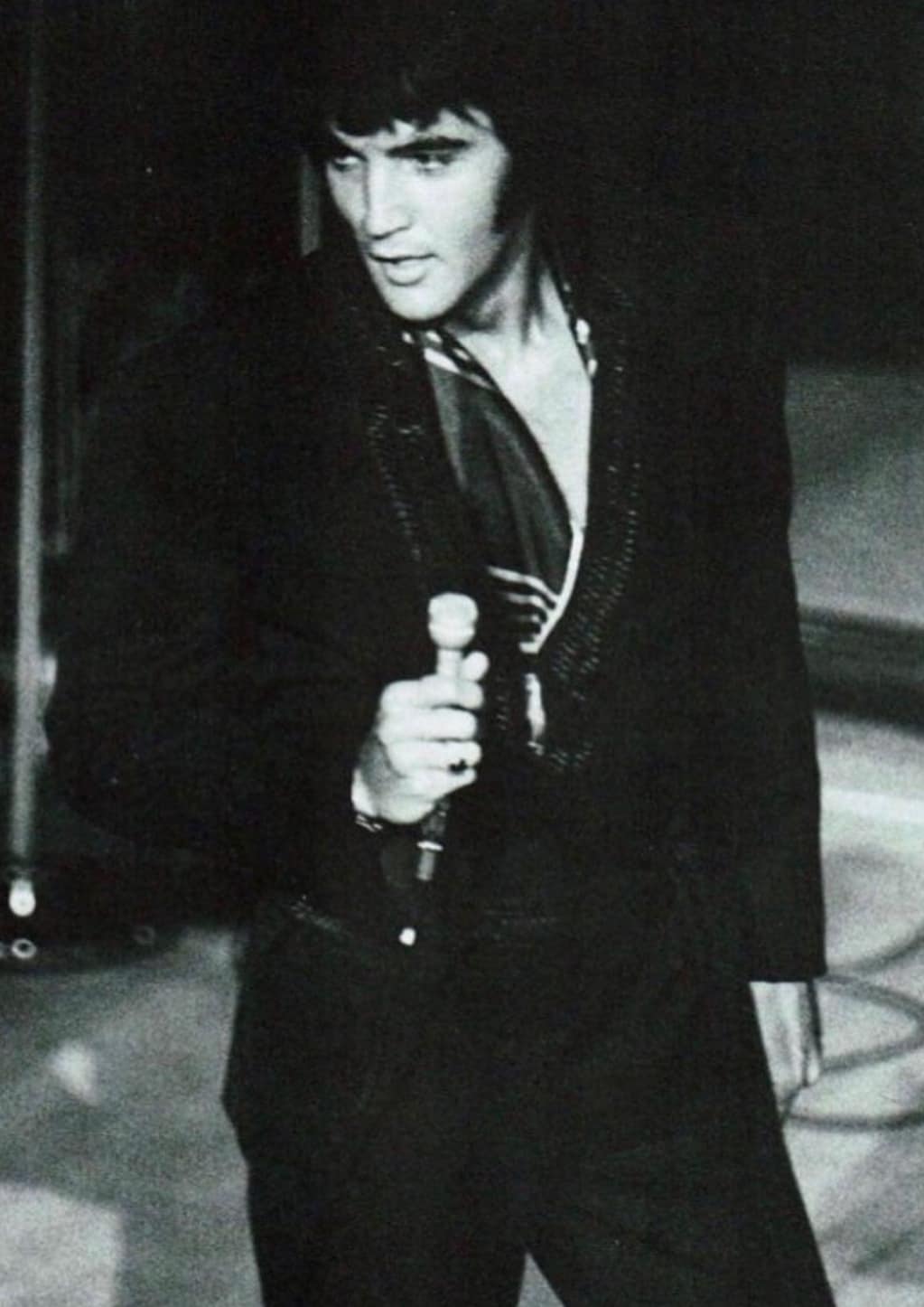 elvis in black suit 0034