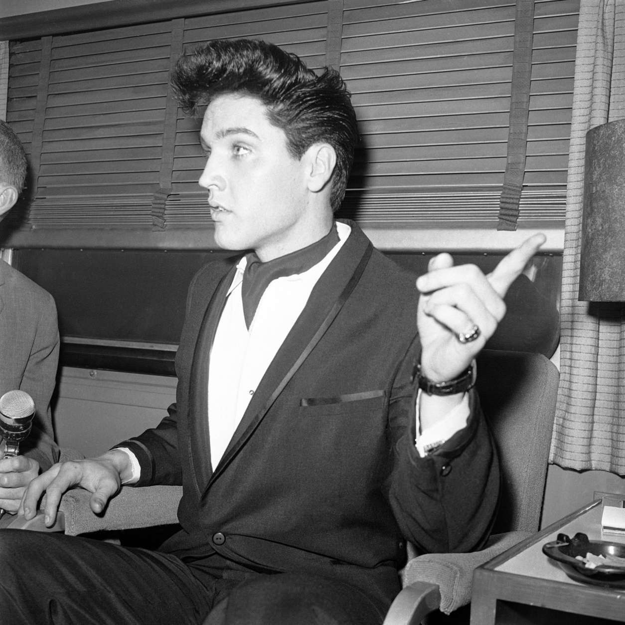 elvis in black suit 0036