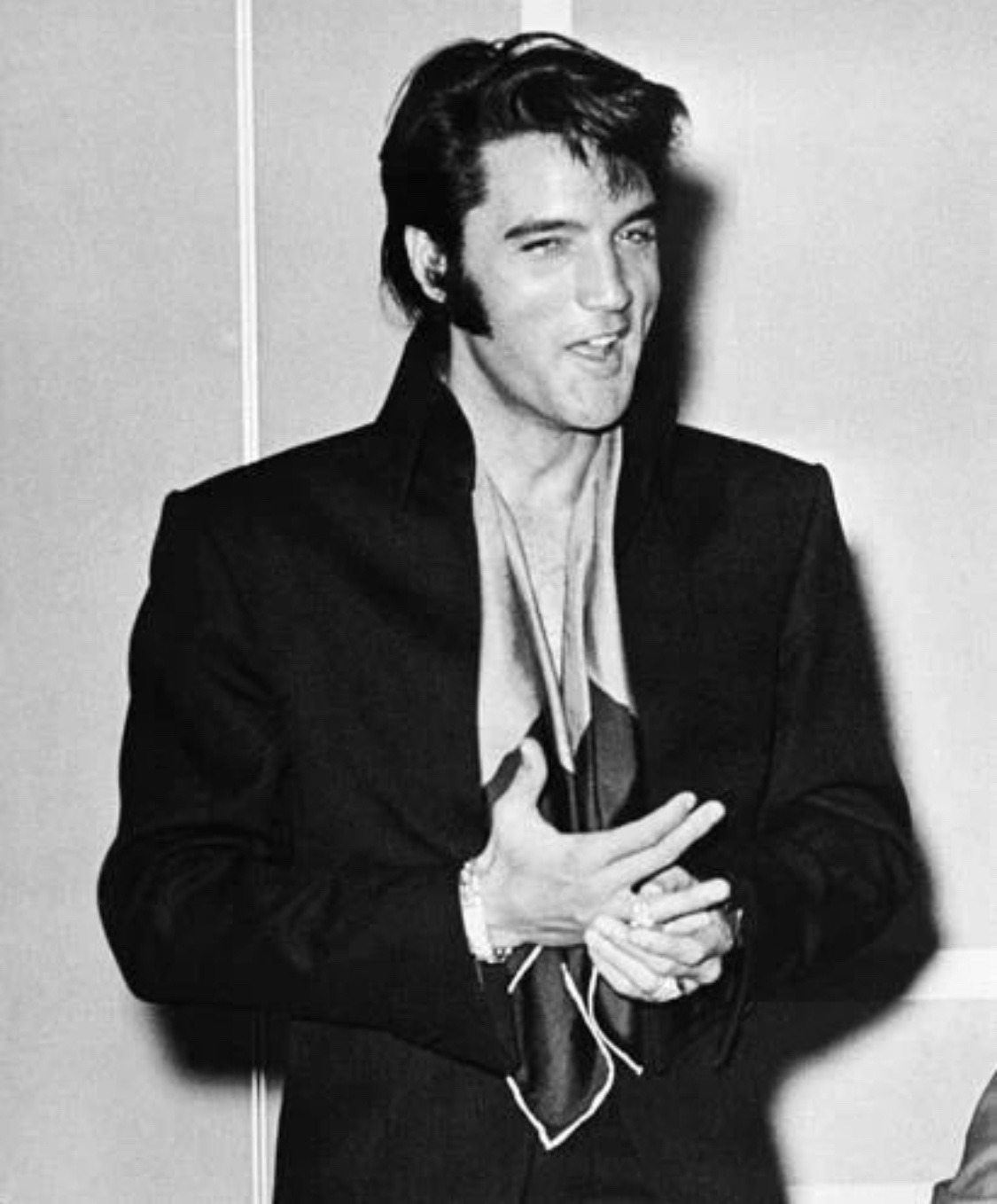 elvis in black suit 0041