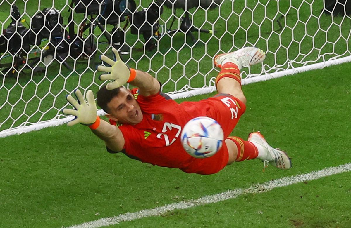 emi martinez save world cup final 0016