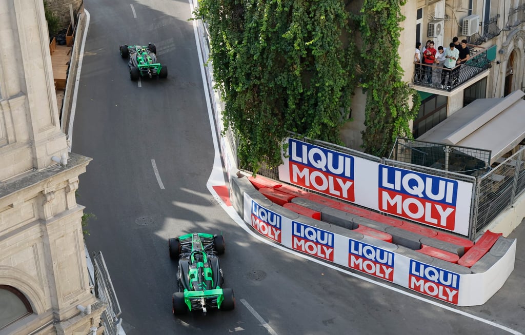 f1 grid baku 0040