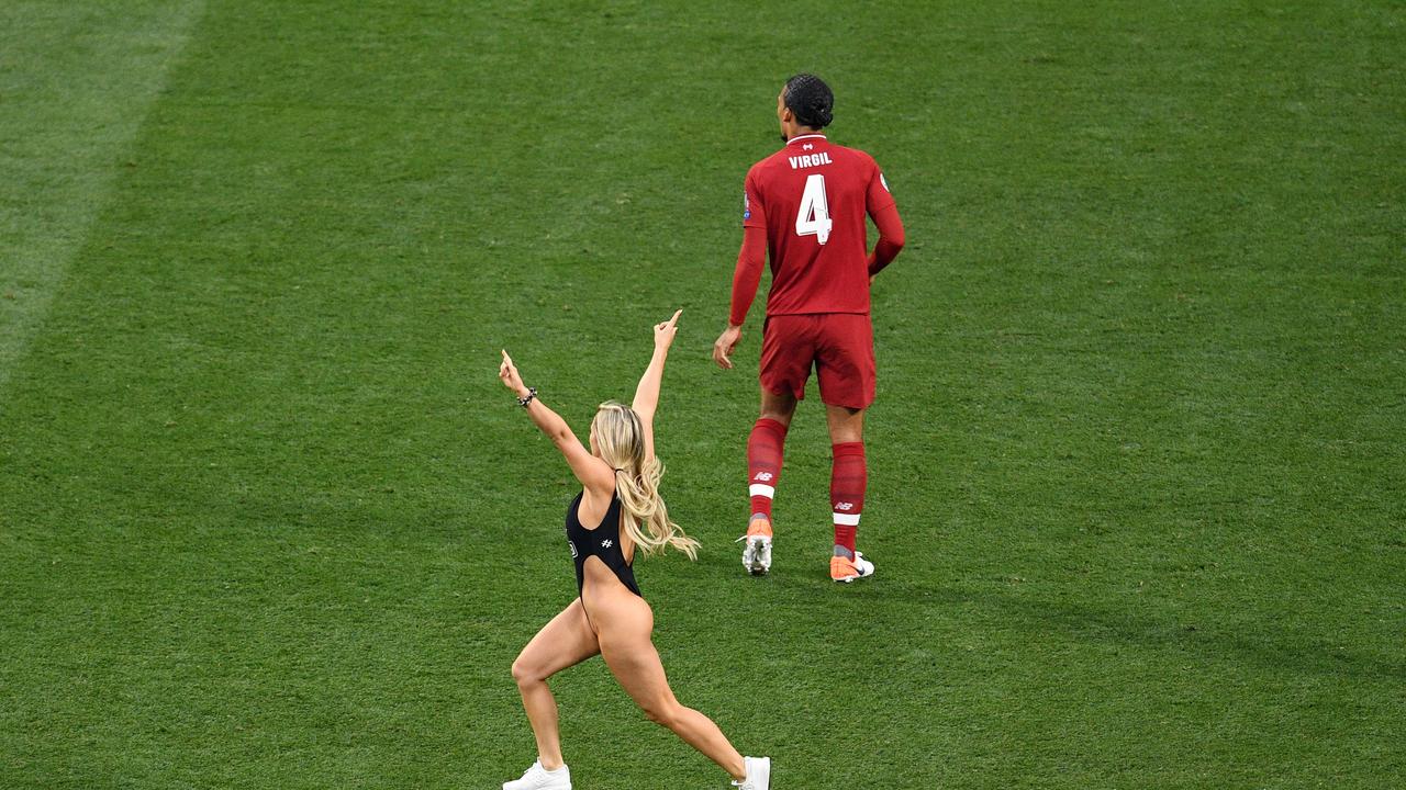 famous streaker 0048