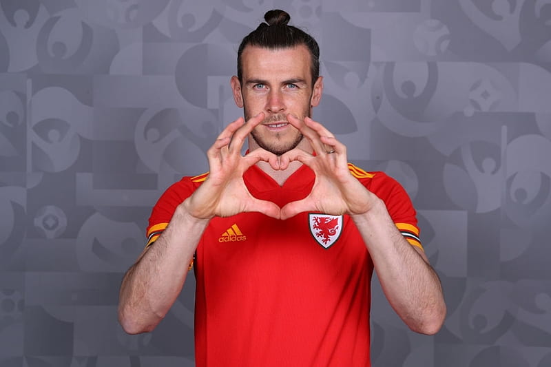 gareth bale heart celebration 0037