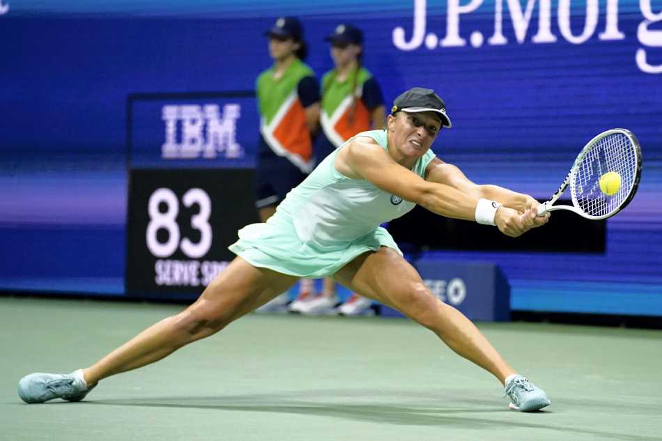 iga swiatek serve 0020