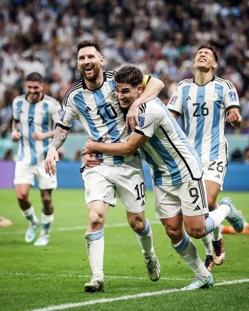 julian alvarez messi 0076