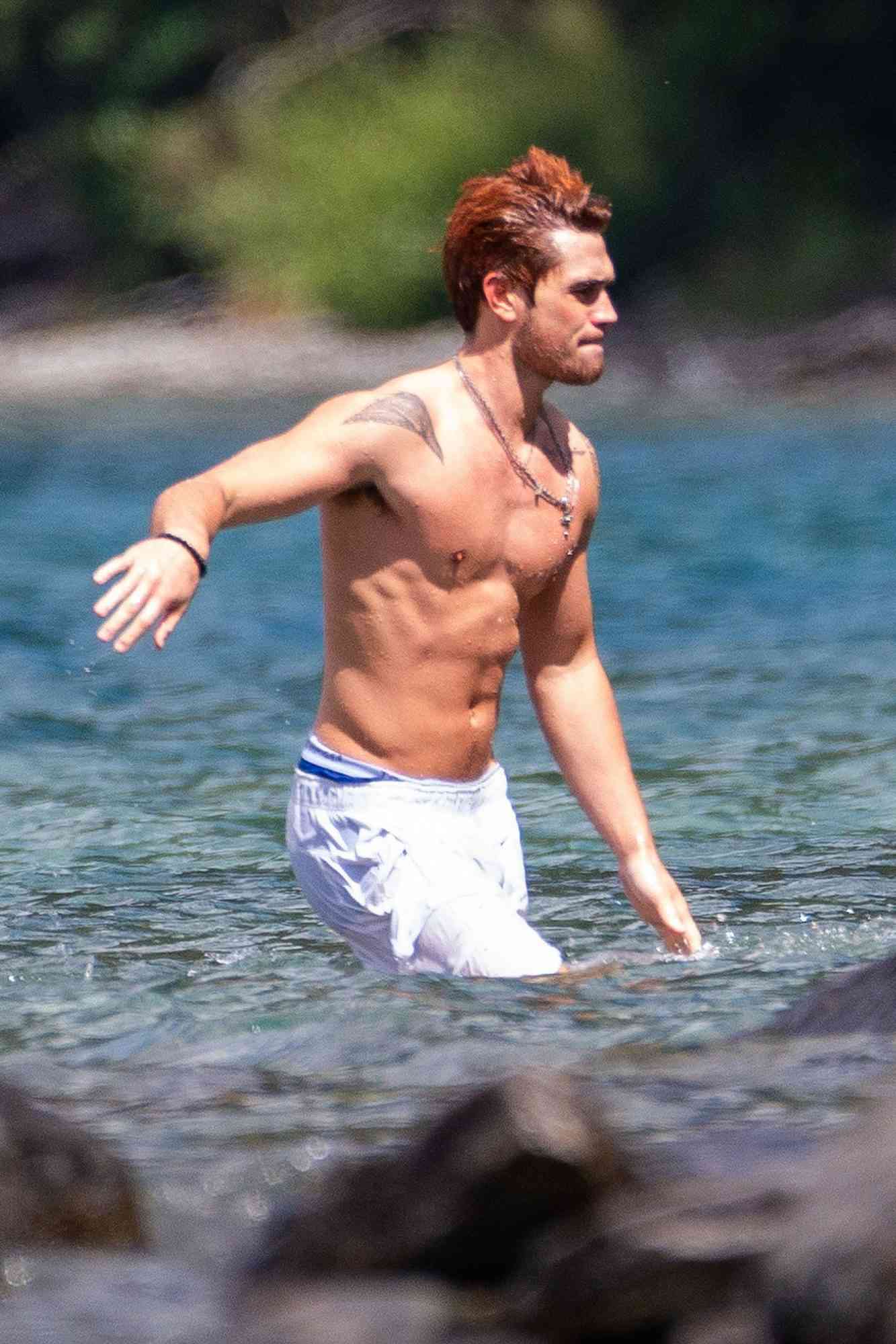 justin thomas shirtless 0044