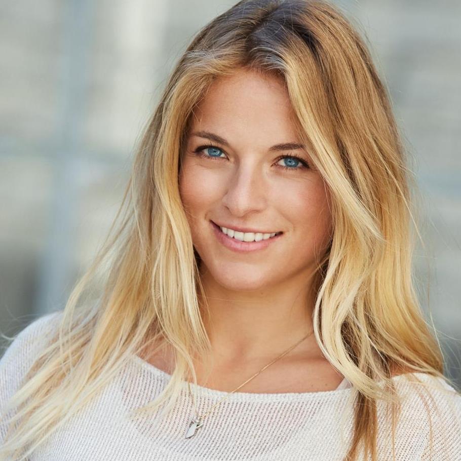Lara Gut Behrami skiing photos