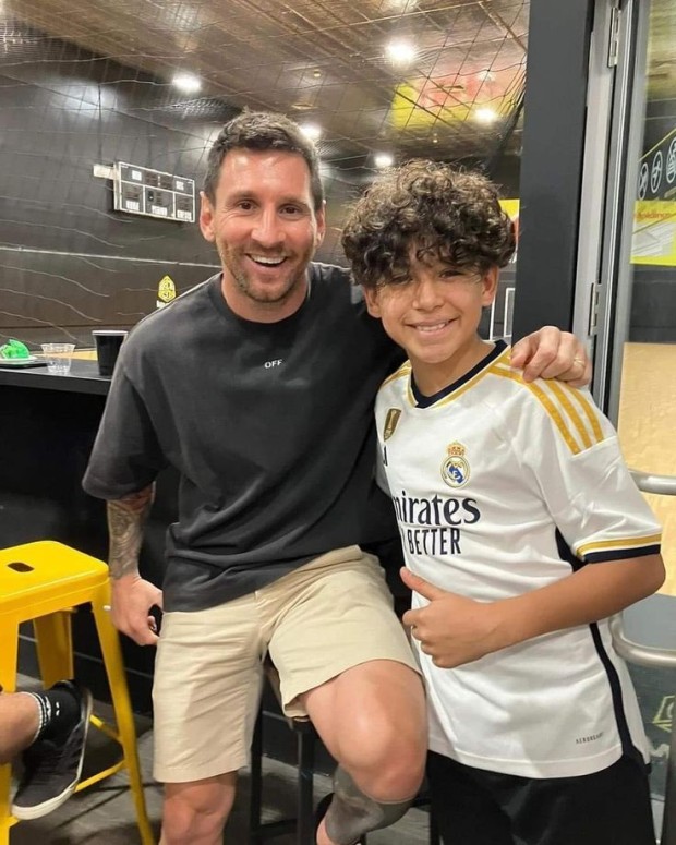 lionel messi in a suit 0043