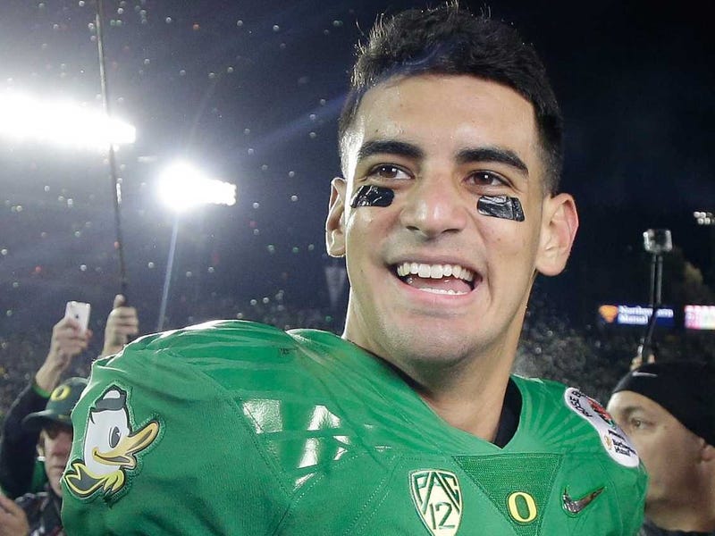 Marcus Mariota autograph signing