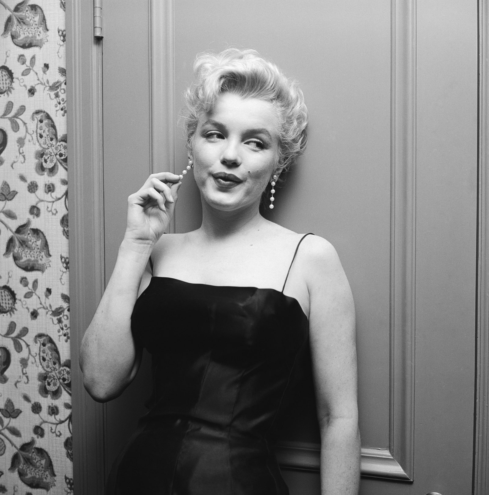 marilyn monroe black and white dress 0024
