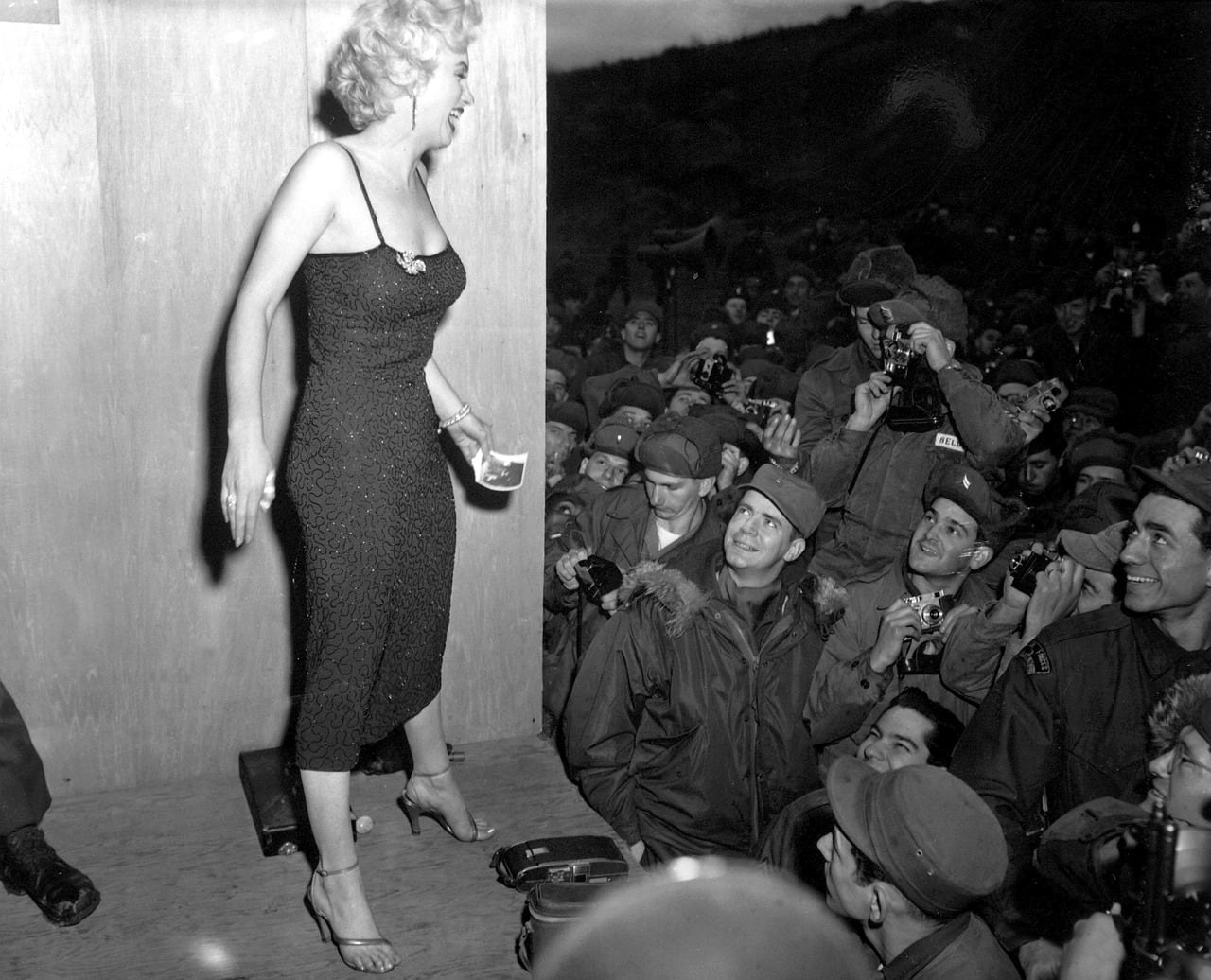 marilyn monroe black and white dress 0032