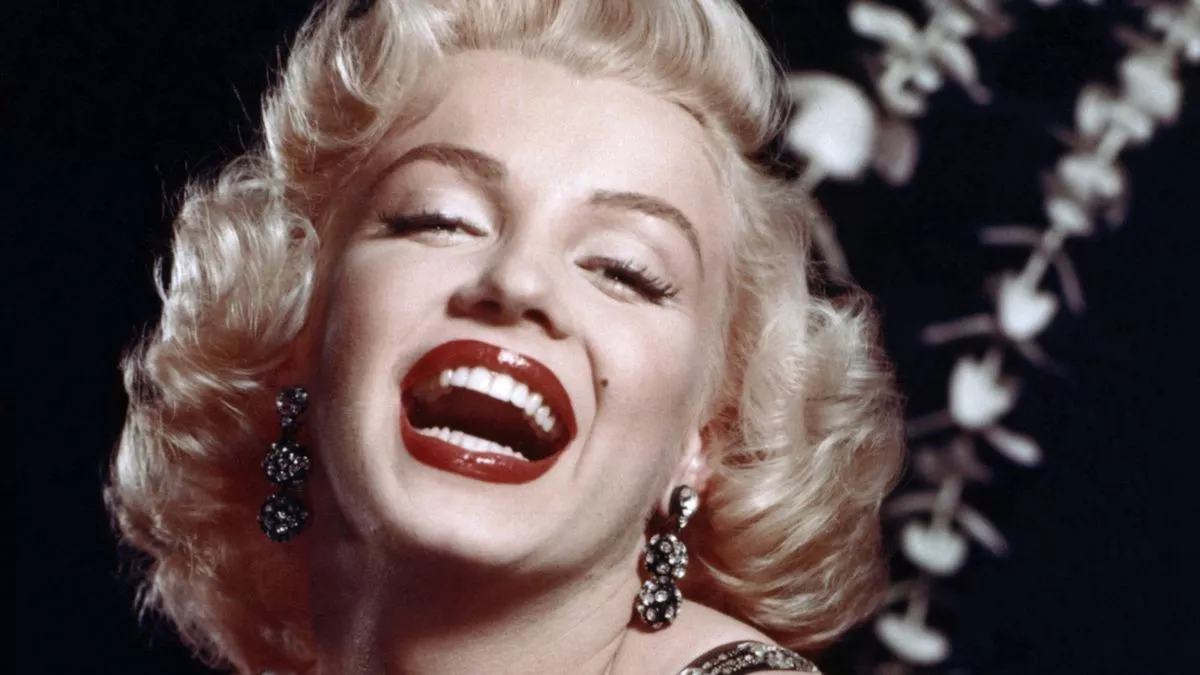 marilyn monroe hands 0016
