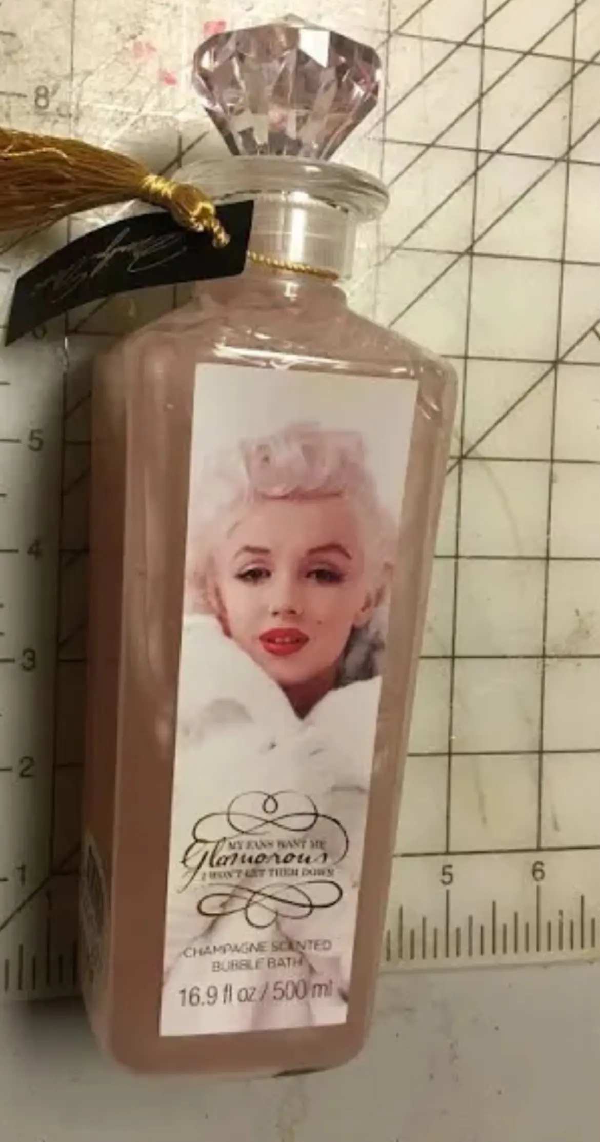 marilyn monroe hands 0046