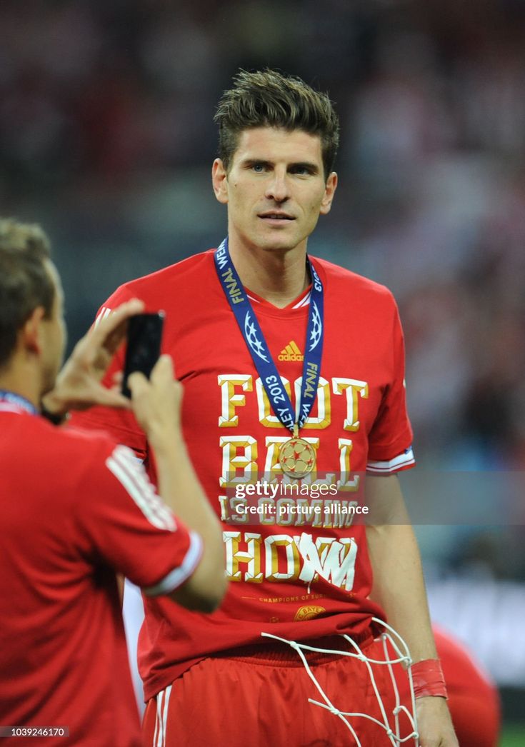 mario gomez number 0048