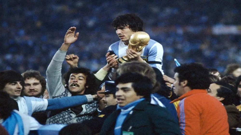 Mario Kempes player profile