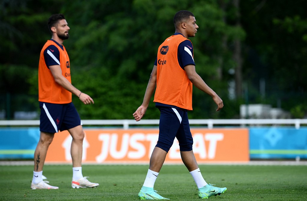 mbappe and giroud photo 0028