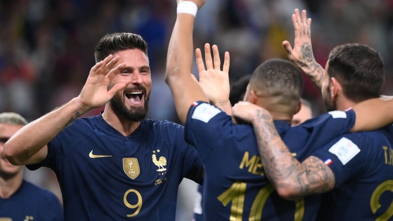 mbappe and giroud photo 0069